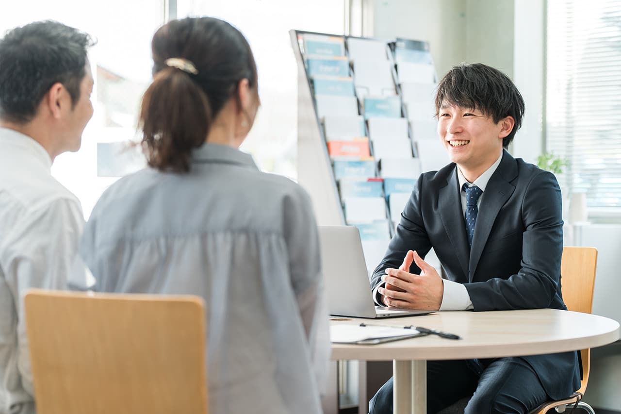 男性に説明を受けているご夫婦