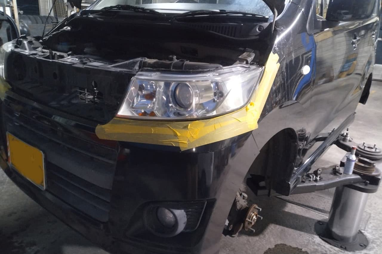 車をリフトアップしている様子